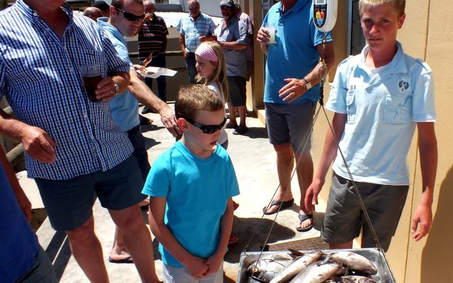 Regs is JP Uys, Juniorvoorloper, met sy vangstes, met ‘n besoekertjie vanaf Pretoria, Simeon Botha wat toekyk en voorsitter Philip Fourie regs